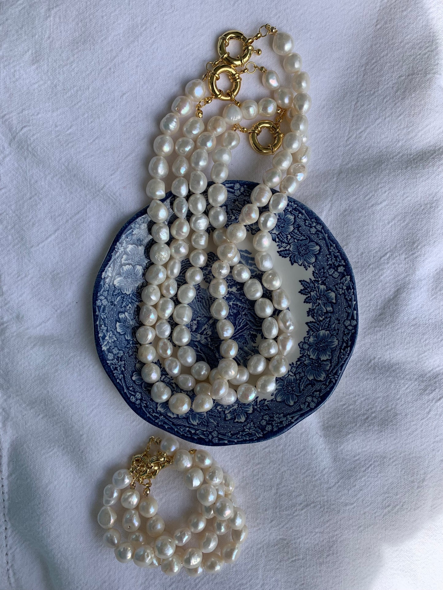 Pearl necklace made of authentic genuine pearls
