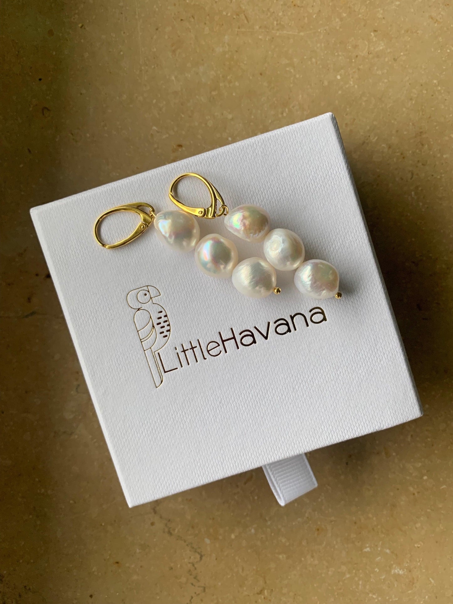 gold_pearls_earrings