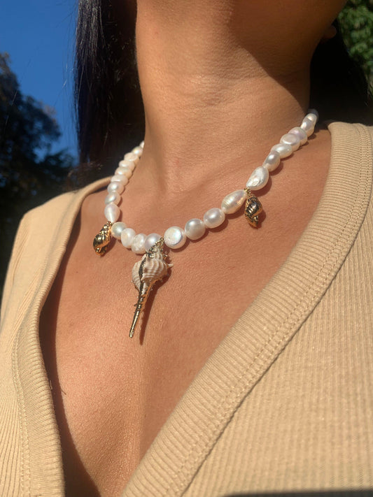 Pearl_necklace_with_shell_pendant