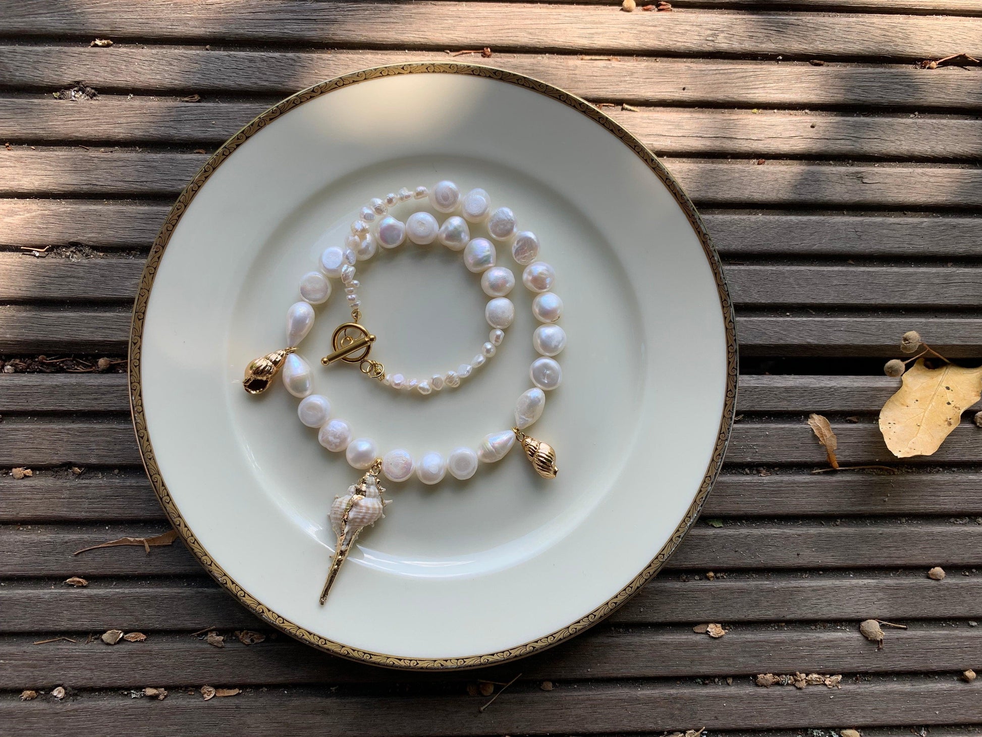 Pearl_necklace_with_shell_pendant